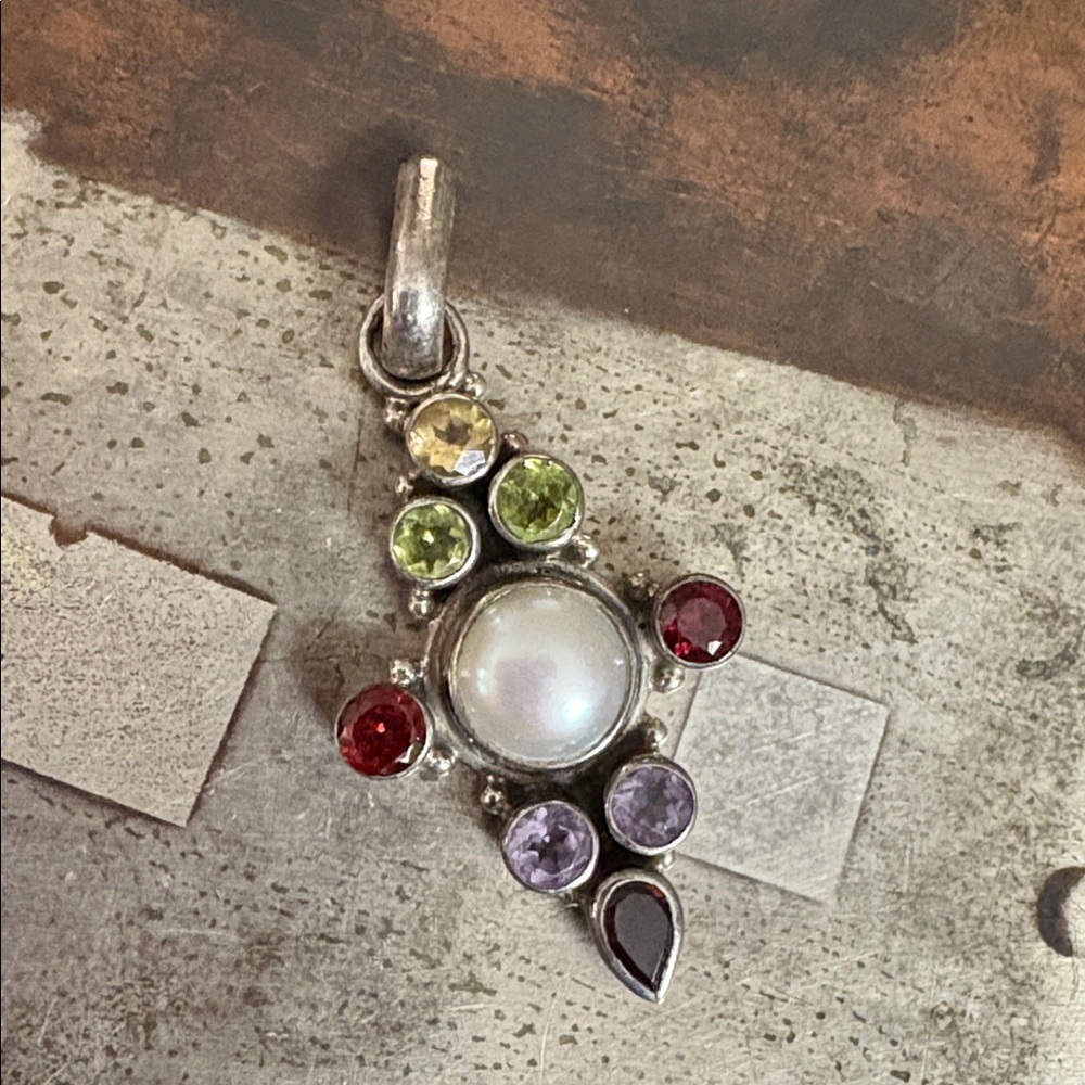 vintage sterling silver pendant w/ central pearl surrounded by multi-colored gem